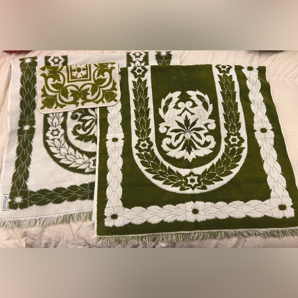 Vintage FIELDCREST MCM sculpted bath towels green white